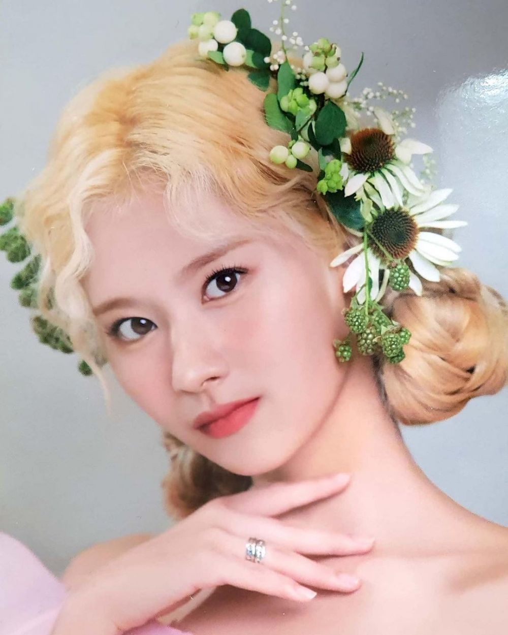 11 Potret Close Up Sana TWICE yang Pesonanya Bikin Terpana