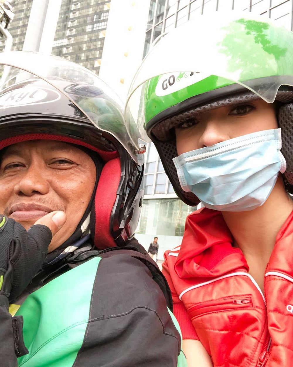 10 Potret Selfie Artis Naik Ojek Online, Gaya Simple Tapi Kece