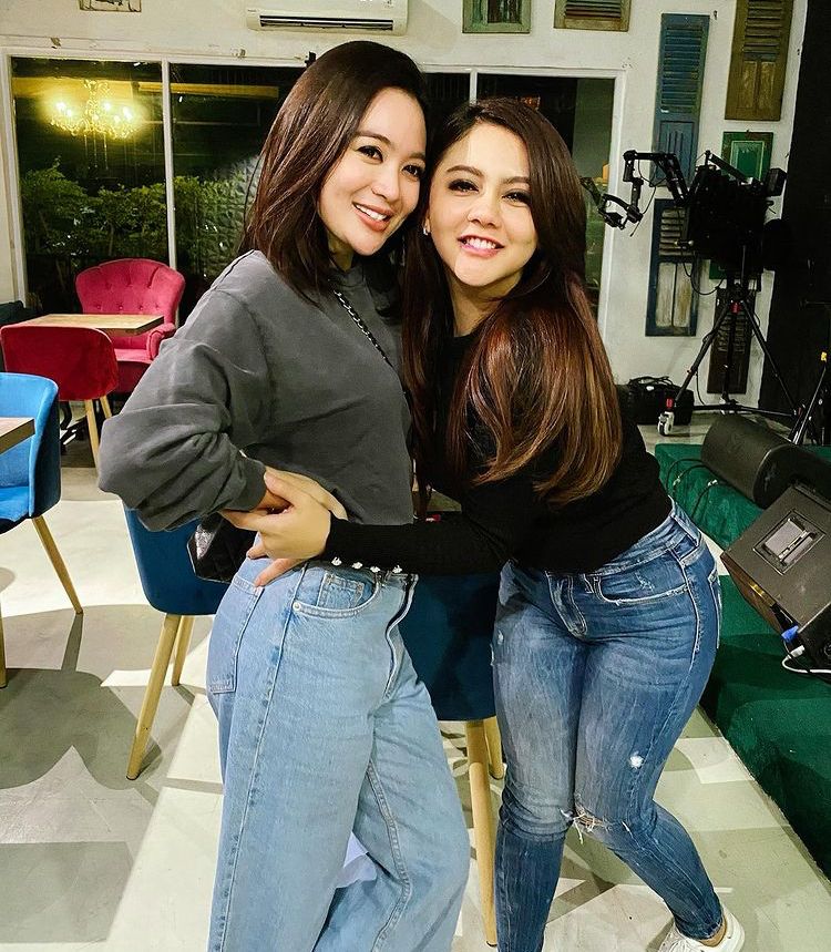 Bak Adik Kakak, 10 Potret Persahabatan Jenita Janet dan Wika Salim. 