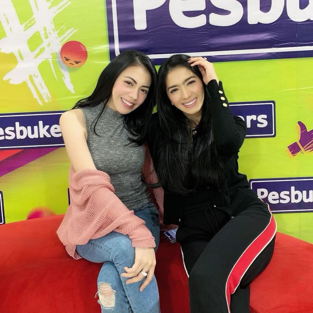 Bak Pinang Dibelah Dua, 10 Artis Kakak Adik Kerap Dikira Kembar