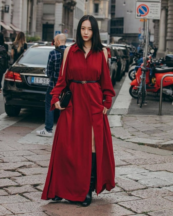 9 Inspirasi Outfit Serba Merah ala Krystal Jung, Makin Stunning!