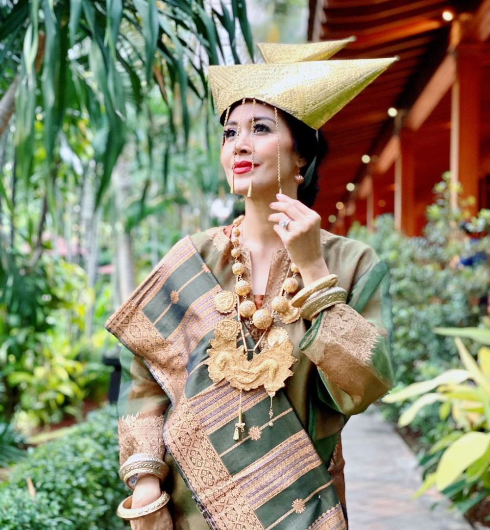 12 Potret Artis Pakai Baju Adat Nusantara