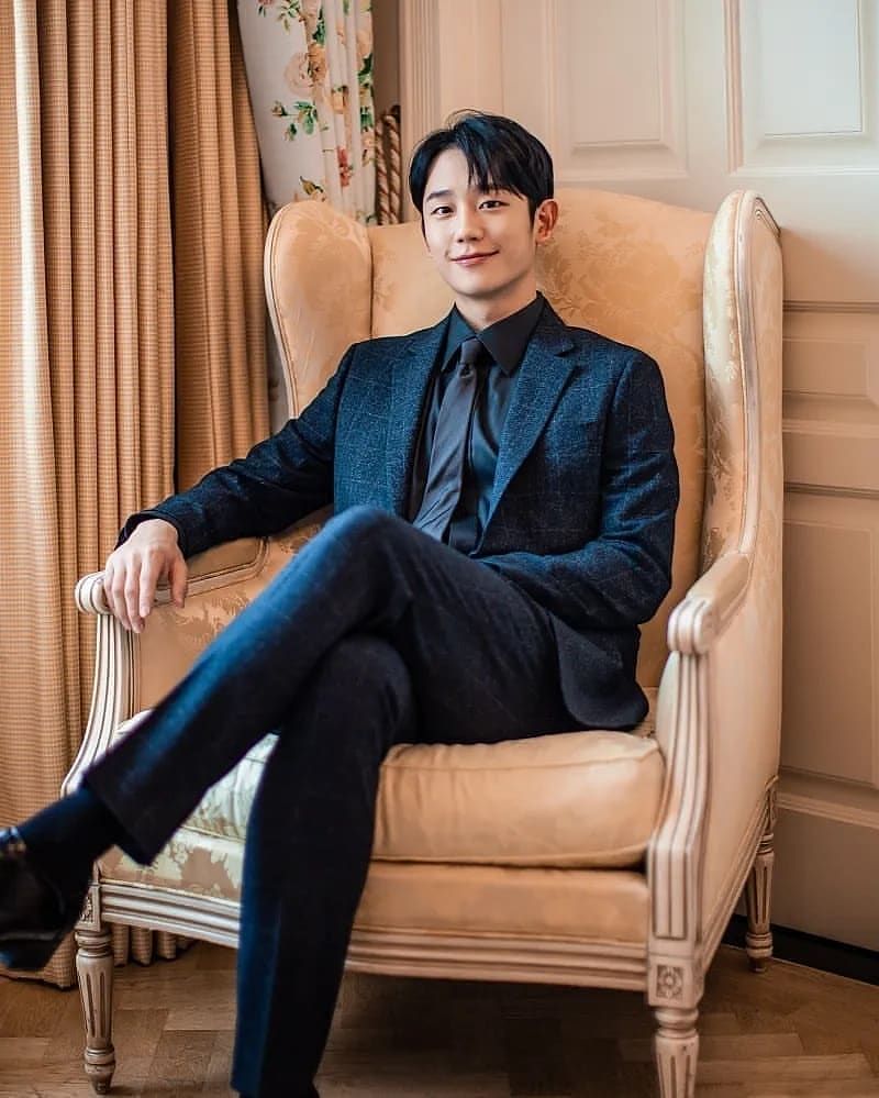 10 Ide Outfit Formal Jung Hae In Kenakan Setelan Jas Elegan Banget