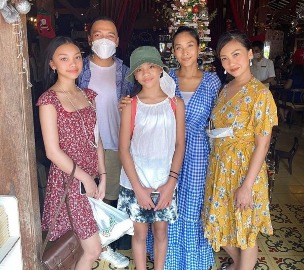 Main di Pantai, 10 Momen Liburan Keluarga Riafinola Be3 di Bali