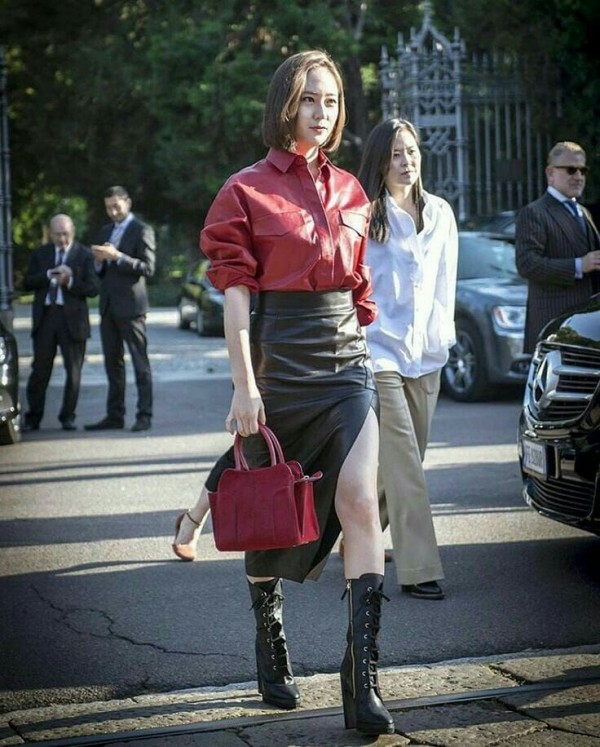 9 Inspirasi Outfit Serba Merah ala Krystal Jung, Makin Stunning!