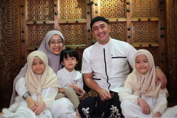 10 Potret Harmonis Irfan Hakim dan Sang Istri, Putri Tunggal Jendral!