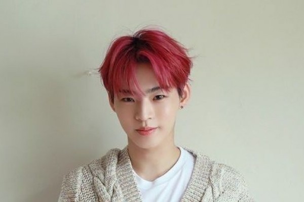 10 Potret Hyojin ONF dengan Rambut Pink, Makin Menawan