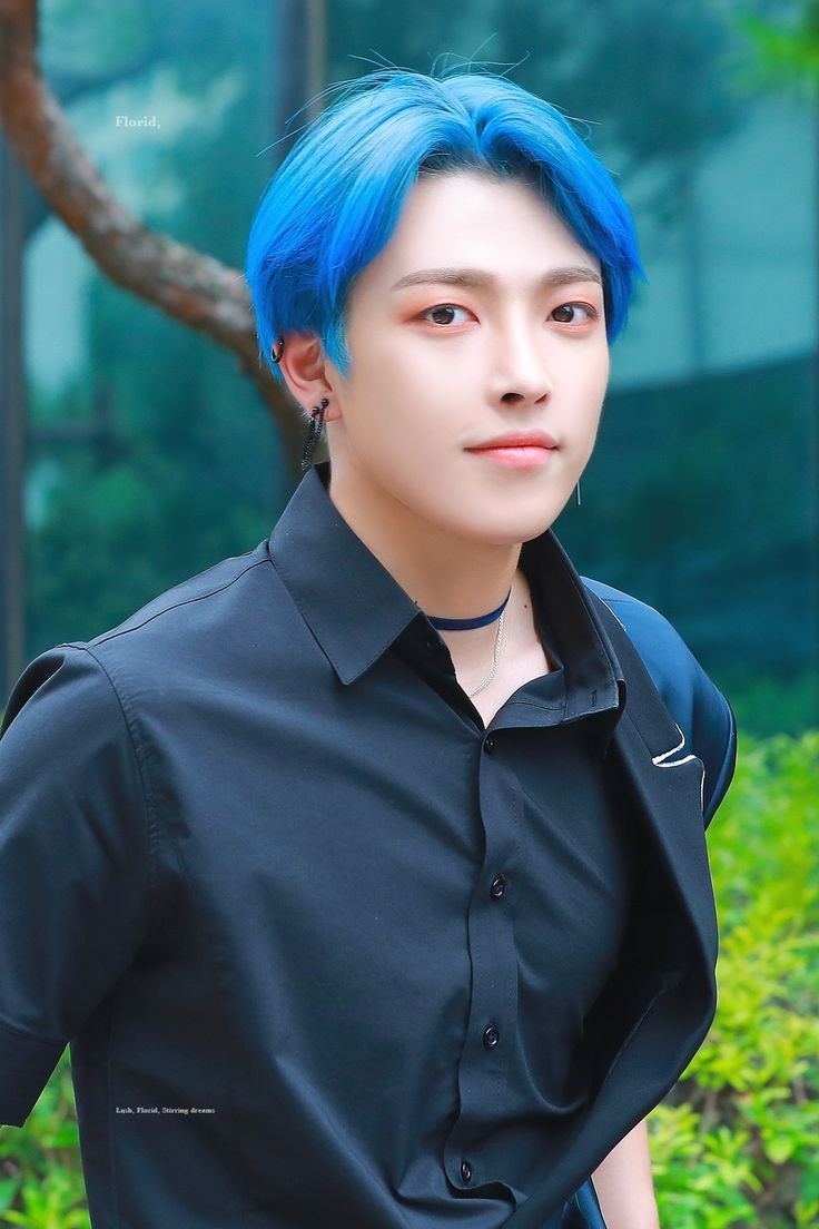 10 Potret Memikat Hongjong ATEEZ dengan Rambut Biru