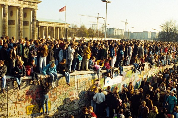 11 Momen Bersejarah Saat Runtuhnya Tembok Berlin