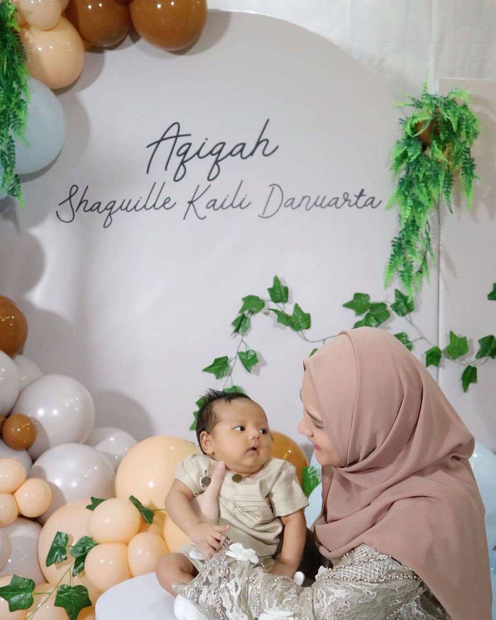 Mama Muda Idaman! 10 Adu Gaya Momong Anak Irish Bella dan Cut Meyriska