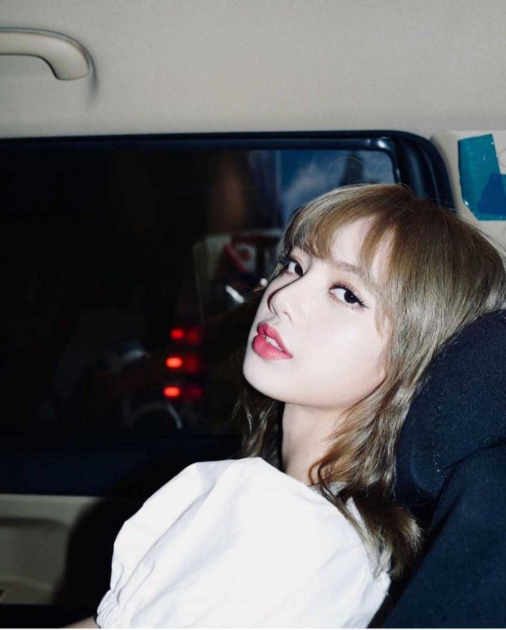 10 Potret Lisa BLACKPINK dengan Tatapan Tajamnya, Sulit Berpaling!