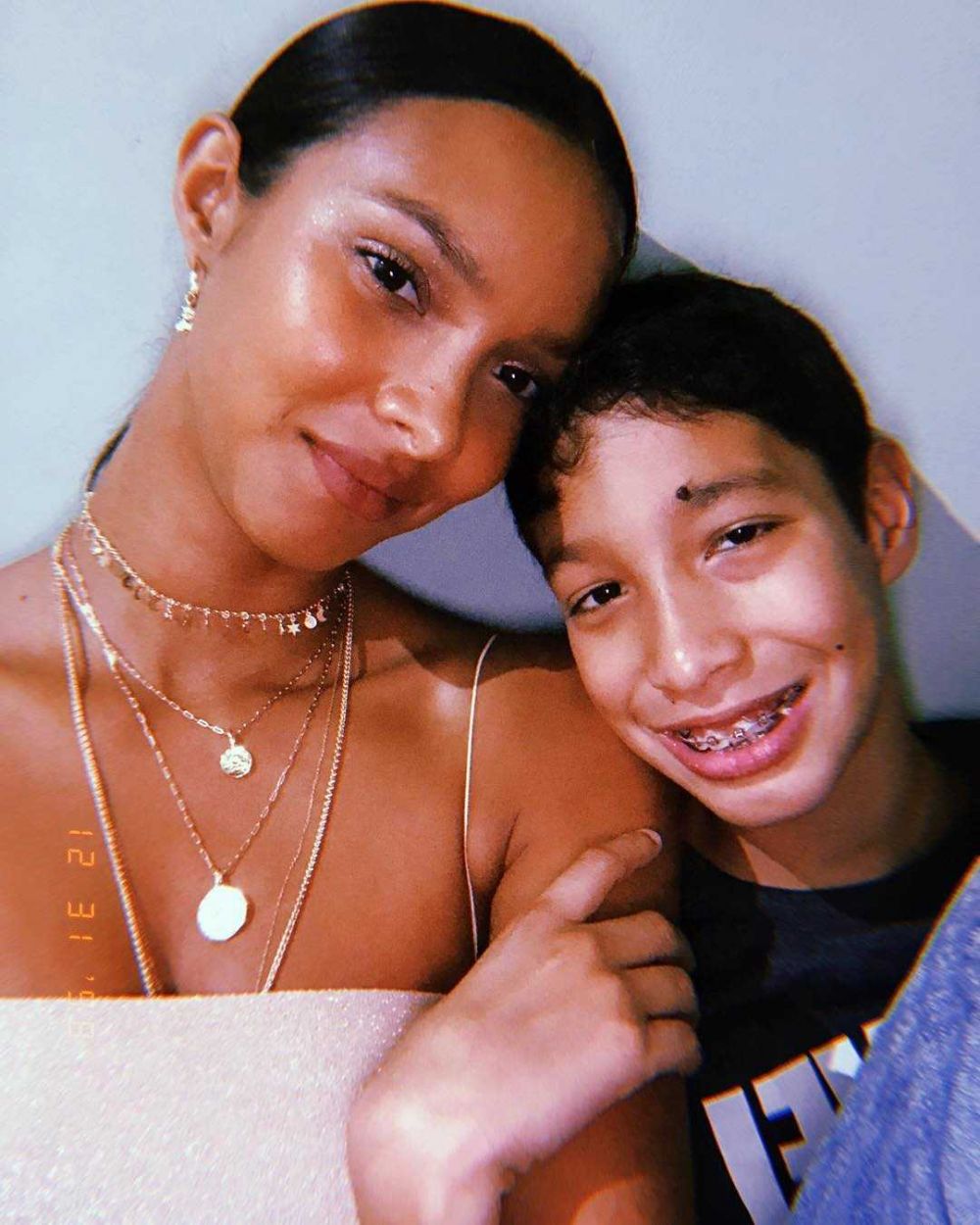 9 Potret Model Victoria Secret Momong Anak, Gak Hanya Jago Pose
