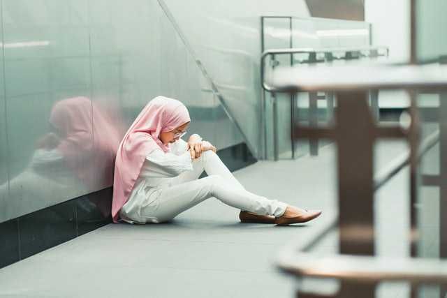 5 Alasan Mengapa Berhenti Stalking Sosmed Mantan Bisa Membantu Move On