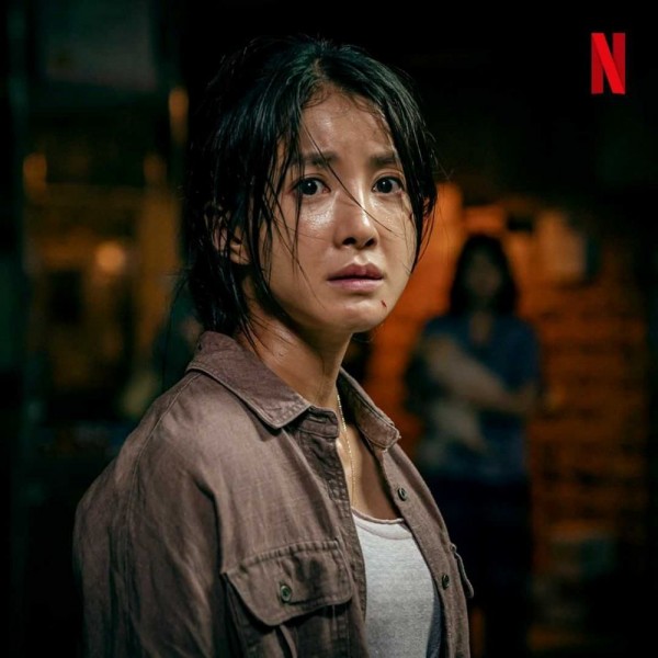 10 Adu Pesona Lee Si Young dan Tao Tsuchiya Main di Drama Hits Netflix
