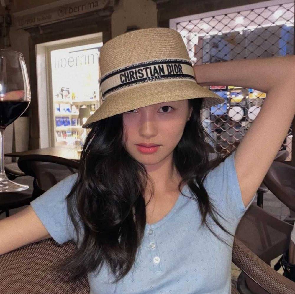 9 Potret Menawan Estelle Chen Model Victoria Secret dari China