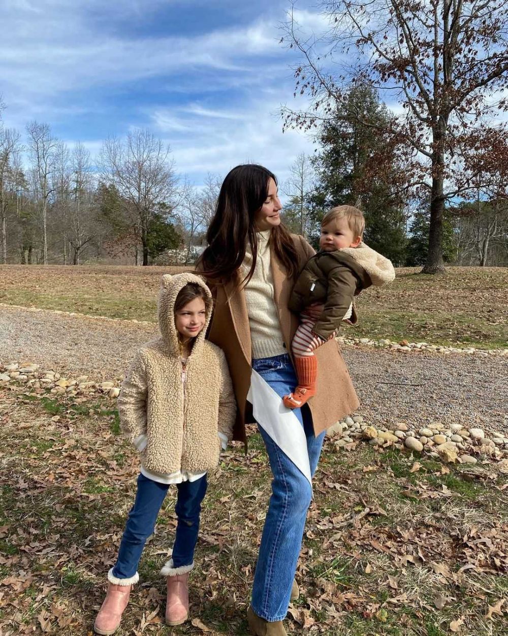9 Potret Model Victoria Secret Momong Anak, Gak Hanya Jago Pose