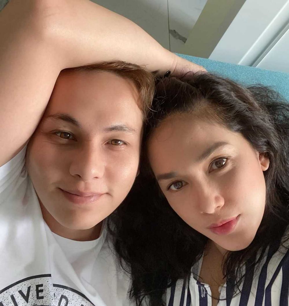 Selalu Tampil Mesra, 10 Potret Ussy dan Andhika Orang Tua Lima Anak