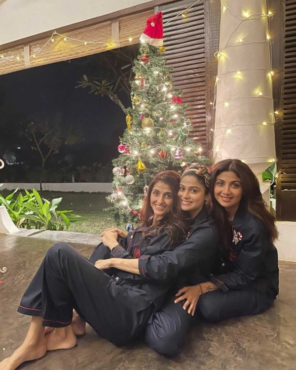 10 Pose Selebritis Bollywood dengan Pohon Natal, Ceria Banget!