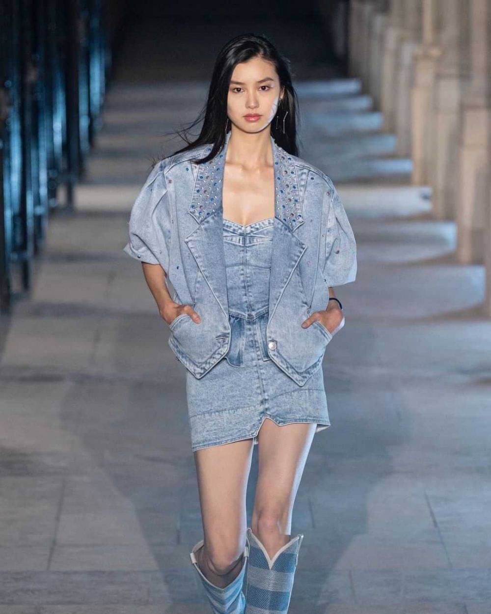 9 Potret Menawan Estelle Chen Model Victoria Secret dari China