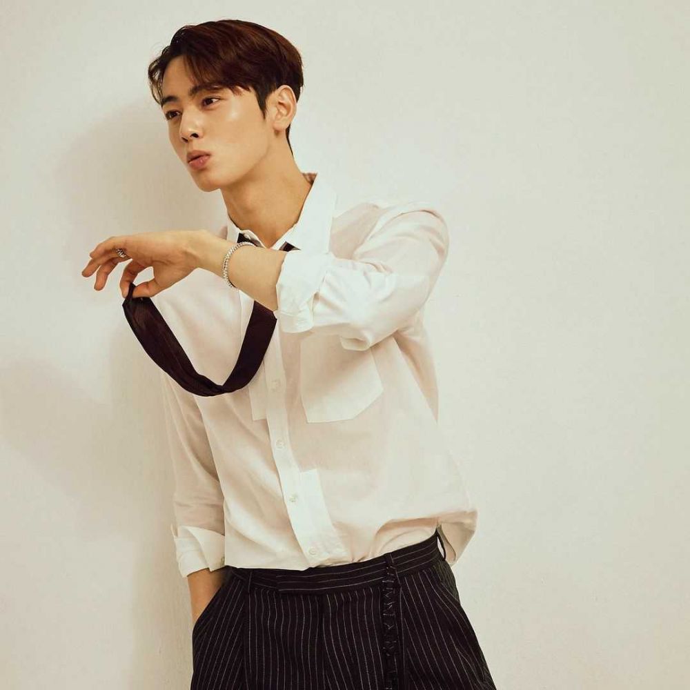 12 Inspirasi Padu Padan Outfit Cha Eunwoo yang Stylish