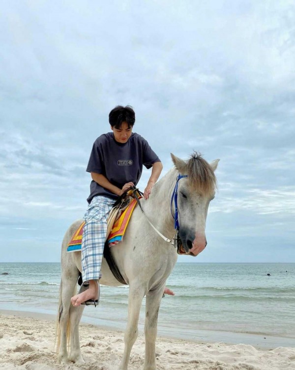 Chill Abis! 9 Potret Keseruan Pea Sarit saat Liburan di Pantai