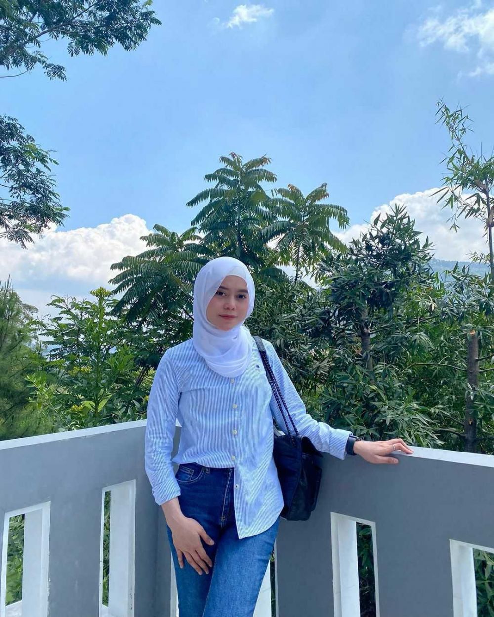 9 Inspirasi OOTD dengan Hijab Pashmina ala Lesty Kejora