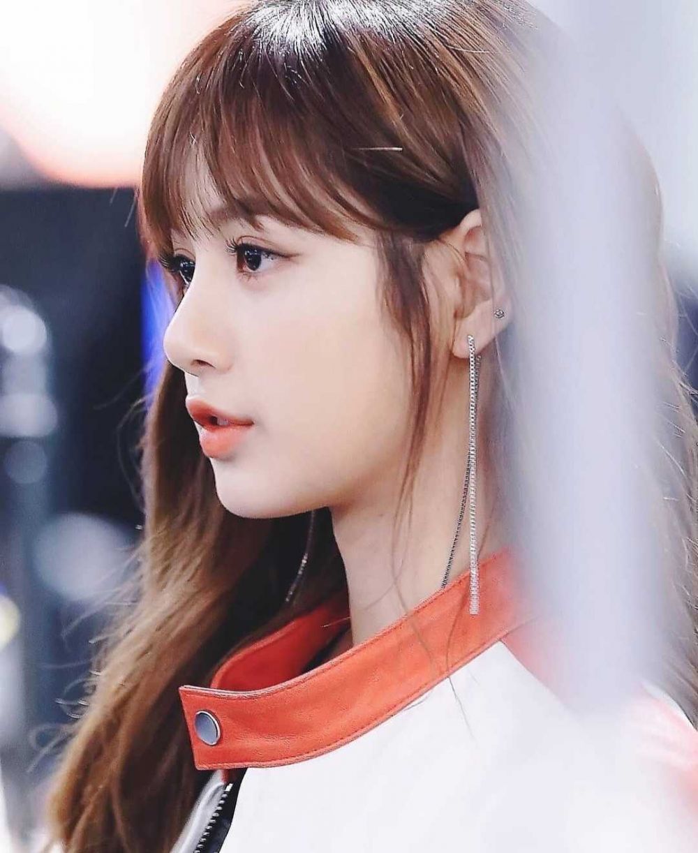 10 Potret Side Profile Lisa Blackpink