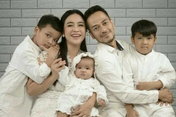Korban Kasus Video Syur, 10 Potret Hangat Keluarga Adhietya Mukti