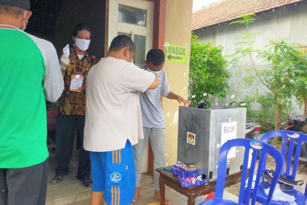 Meski Lumpuh, Santri Millennial Ponorogo Ini Tetap Semangat Nyoblos