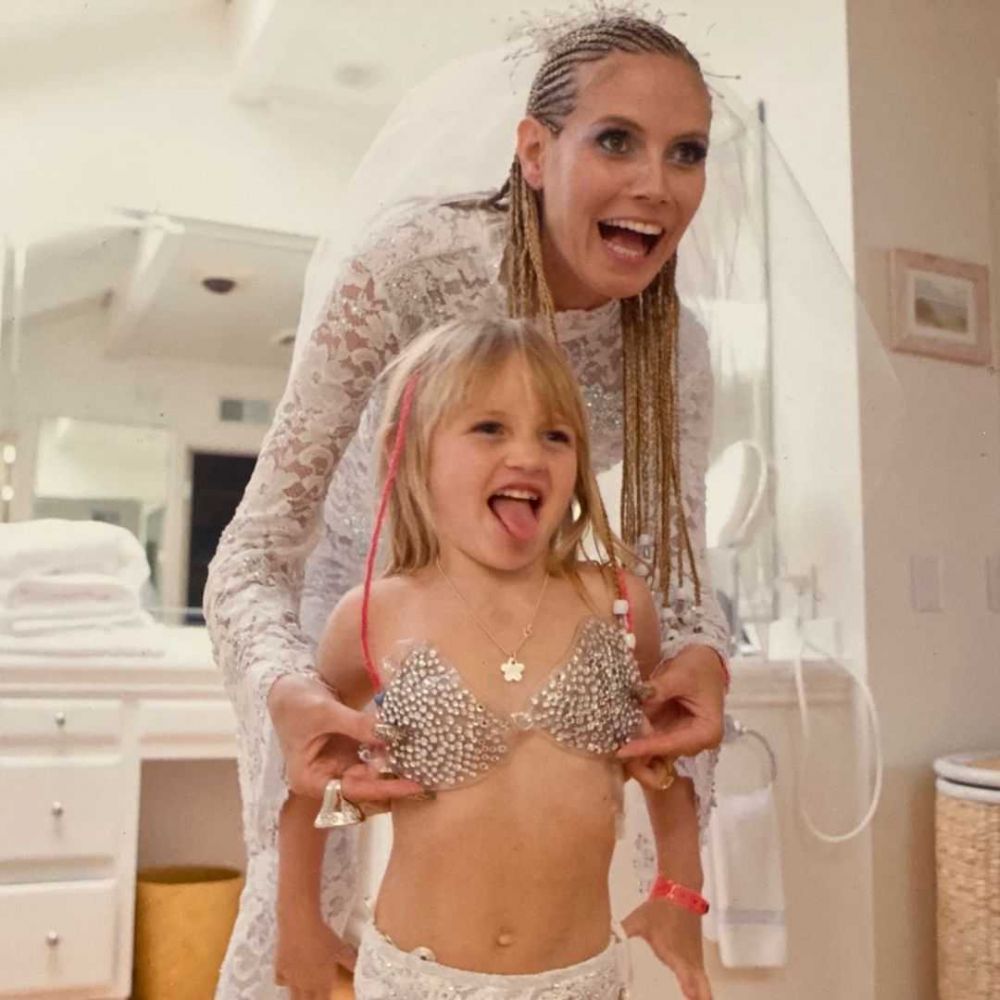 9 Potret Model Victoria Secret Momong Anak, Gak Hanya Jago Pose