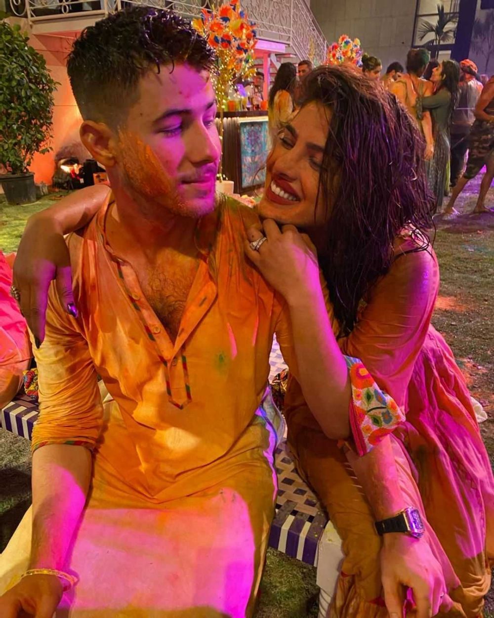 Anniversary Ke-2, Ini 10 Momen Romantis Nick Jonas & Priyanka Chopra