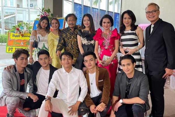 Main Sinetron Bareng, 10 Potret Adipura dan Putranya bak Kakak Adik