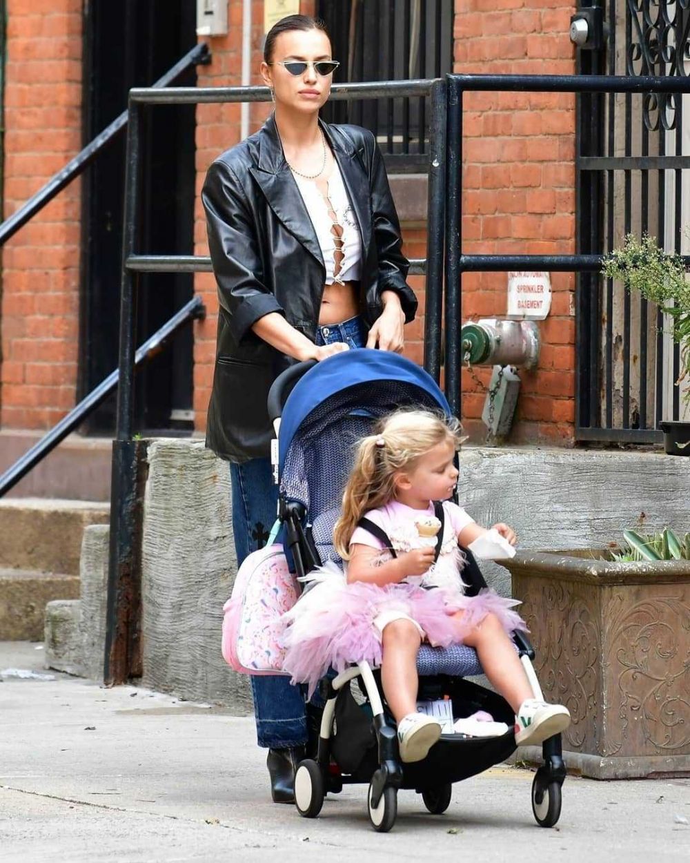 9 Potret Model Victoria Secret Momong Anak, Gak Hanya Jago Pose