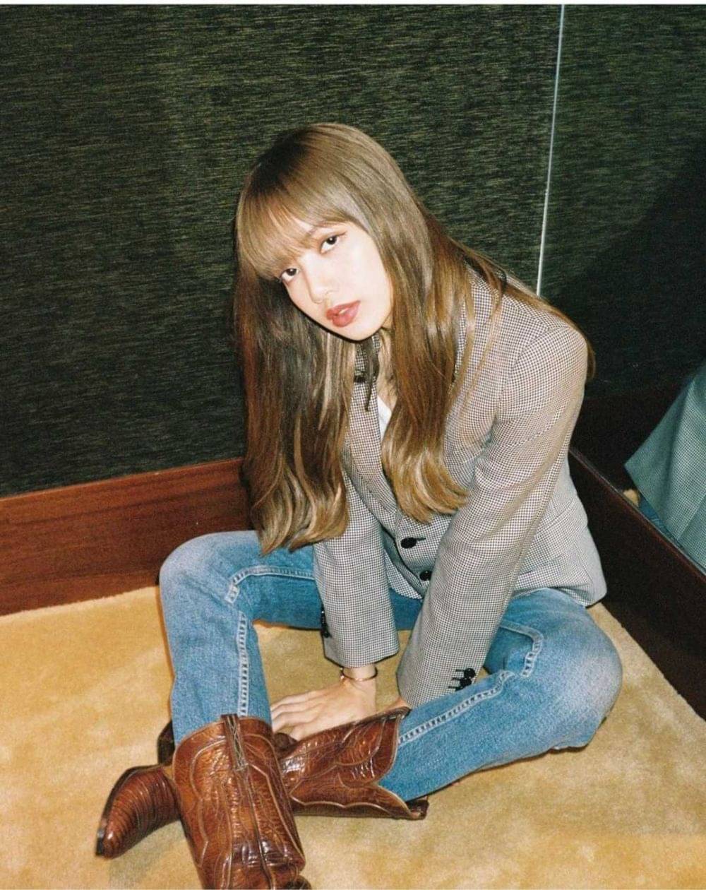 10 Potret Lisa BLACKPINK dengan Tatapan Tajamnya, Sulit Berpaling!