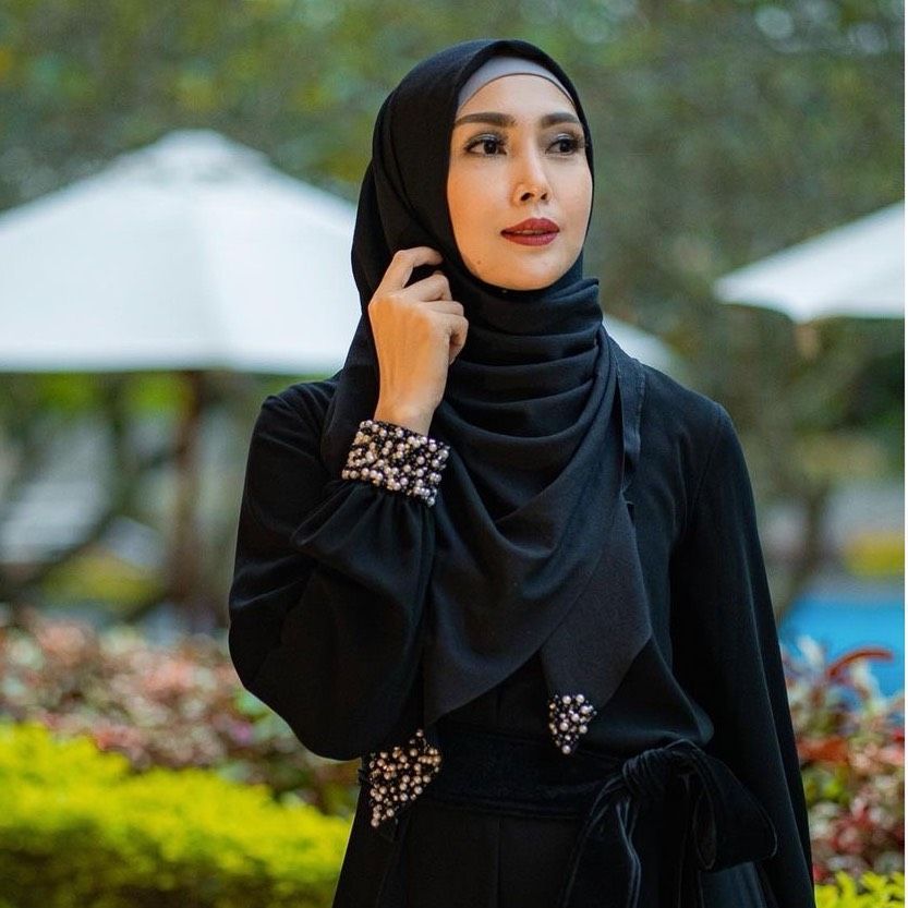 Dulu Mantan Host Gosip, 9 Pesona Menawan Fenita Arie Makin Religius