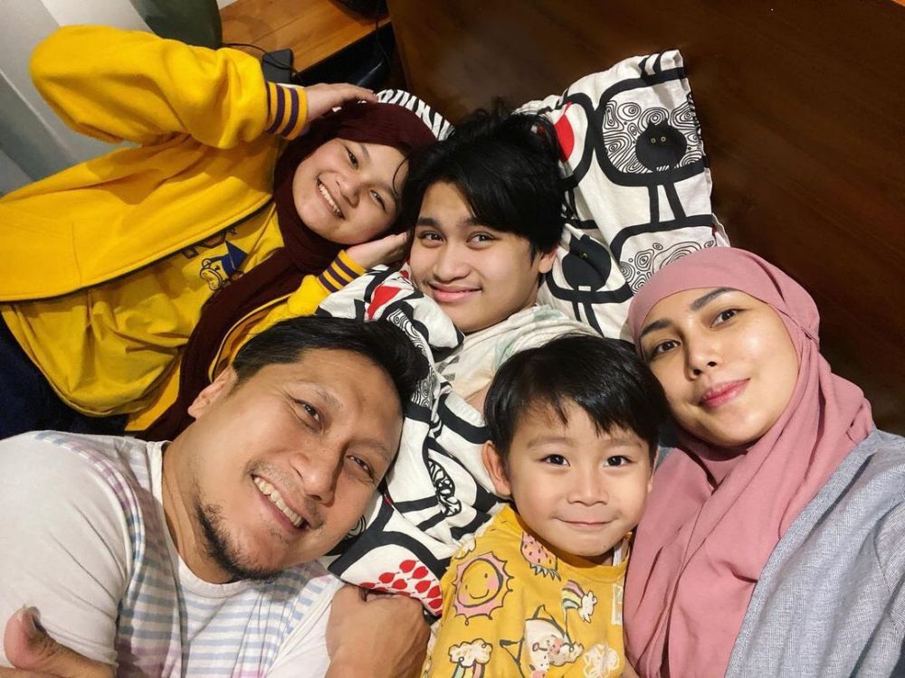Dulu Mantan Host Gosip, 9 Pesona Menawan Fenita Arie Makin Religius