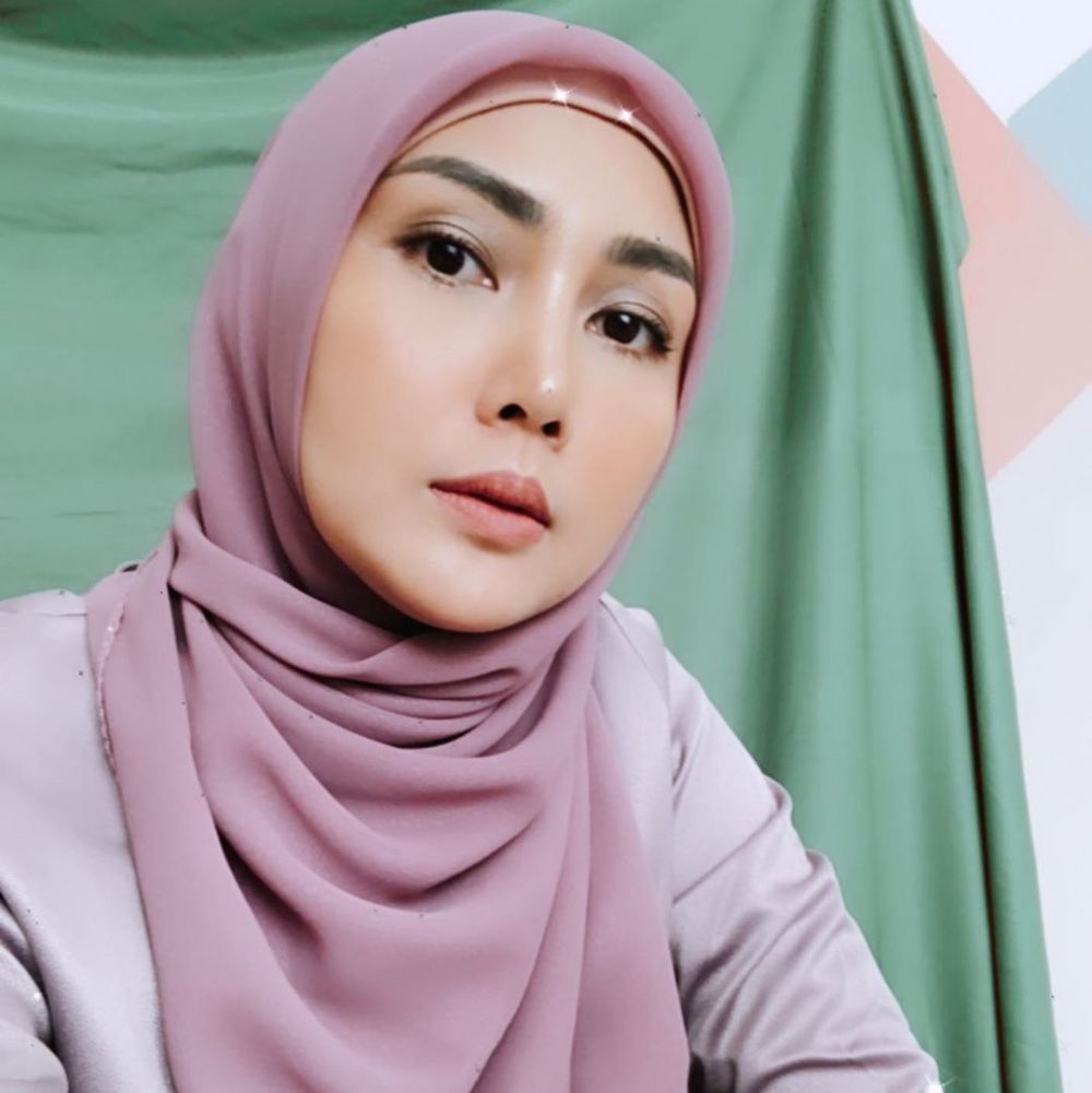 Dulu Mantan Host Gosip, 9 Pesona Menawan Fenita Arie Makin Religius