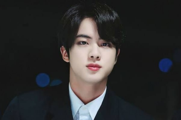 10 Potret Close Up Jin BTS yang Memukau, Jadi Bukti Pesonanya!