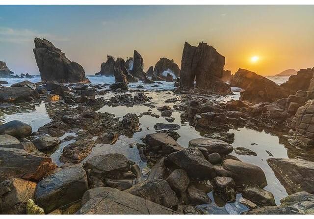 Pantai Gigi Hiu Tanggamus Lampung, Ada Batu Karang 10 Meter!