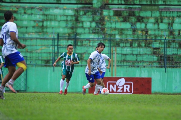 Senangnya Rian d'Masiv Bisa Main Bola Bersama Idola Masa Kecilnya