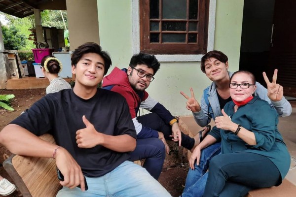 10 Potret Mpok Atiek Bareng Artis Muda, Nempel Rizky Billar Terus nih!