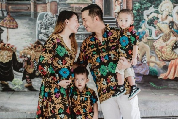 Hamil Anak Ke-3, 9 Potret Liburan Keluarga Kezia Karamoy di Bali