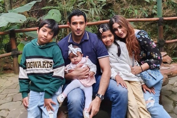 Adem Ayem, 9 Potret Keluarga Bahagia Tania Nadira di Pernikahan Kedua