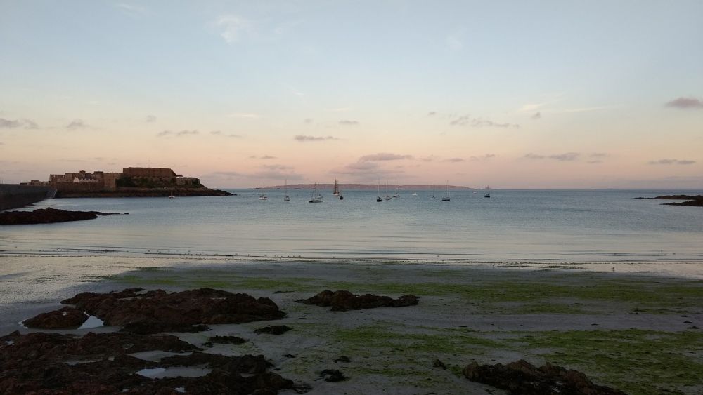 7 Fakta Unik Pulau Guernsey yang Berada di Antara Inggris dan Prancis