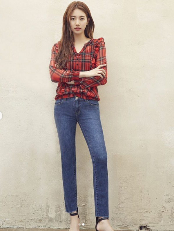 9 Ide Outfit Bermotif ala Bae Suzy, Trendi dan Mudah Disontek!