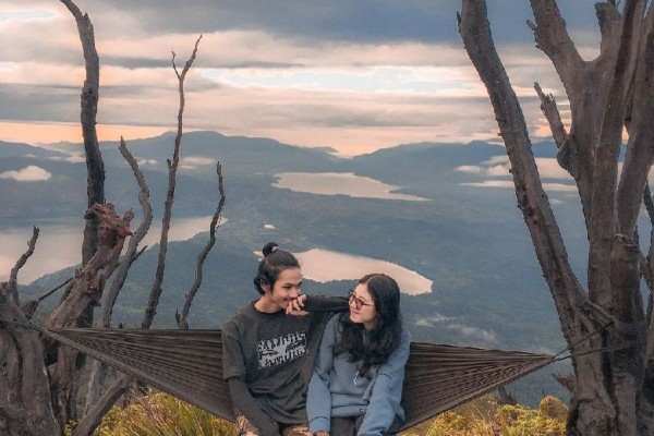 5 Spot Gunung Menawan di Sumatera Barat yang Harus Kamu Taklukkan!