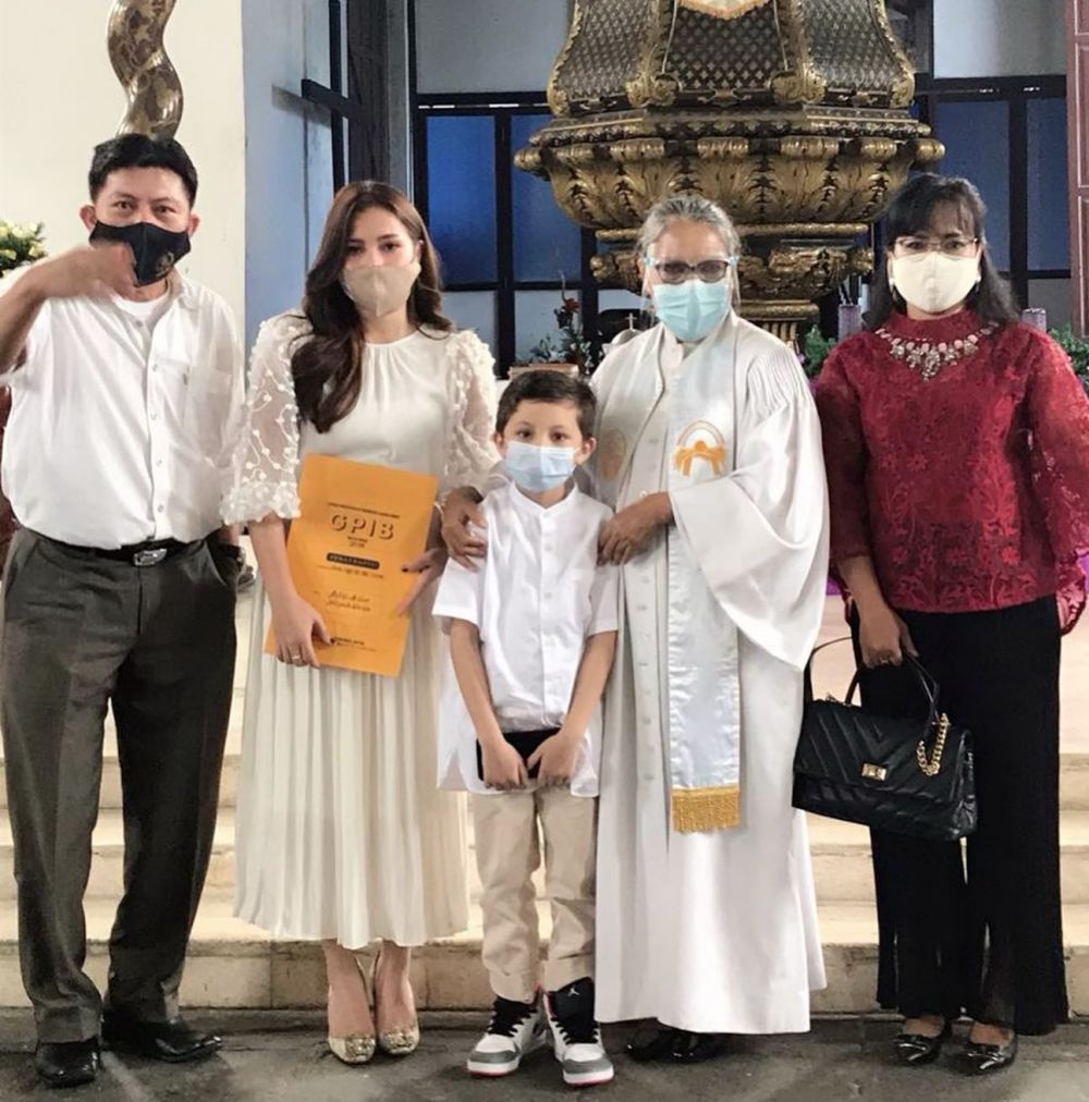 9 Momen Anak Artis Voke Victoria Dibaptis, Paras Bak Bule