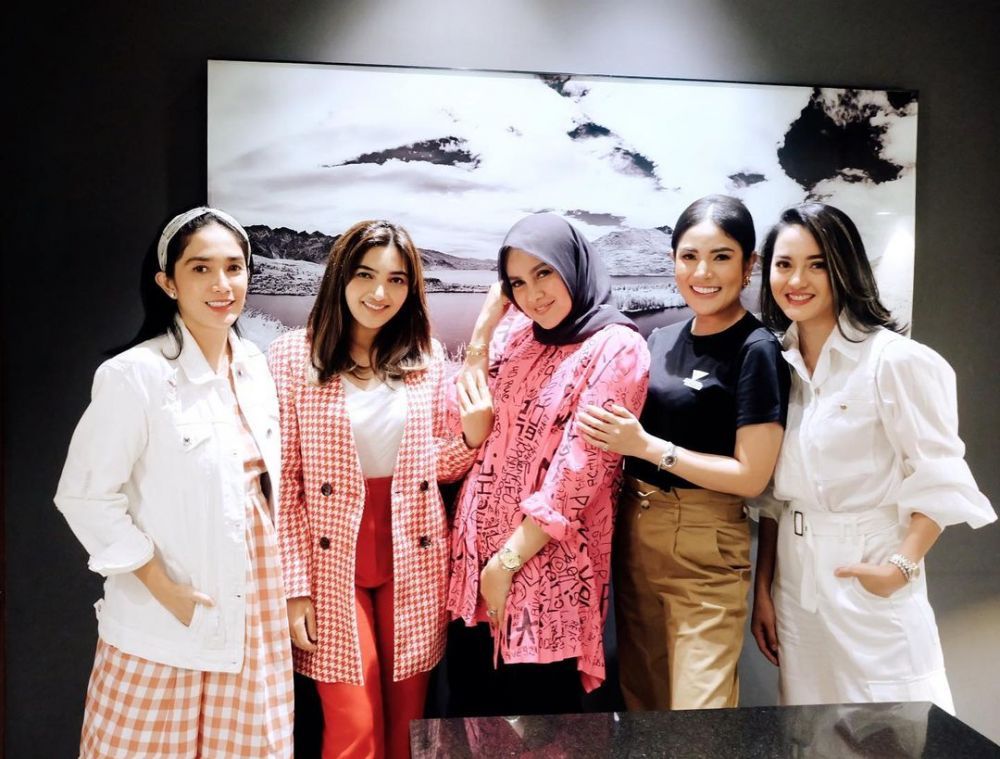 10 Potret Geng Mama Muda Hits yang Glamor Abis, Curi Perhatian