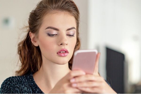 5 Cara Mengikis Keraguan Saat Jalani Hubungan Jarak Jauh, Biar Awet!