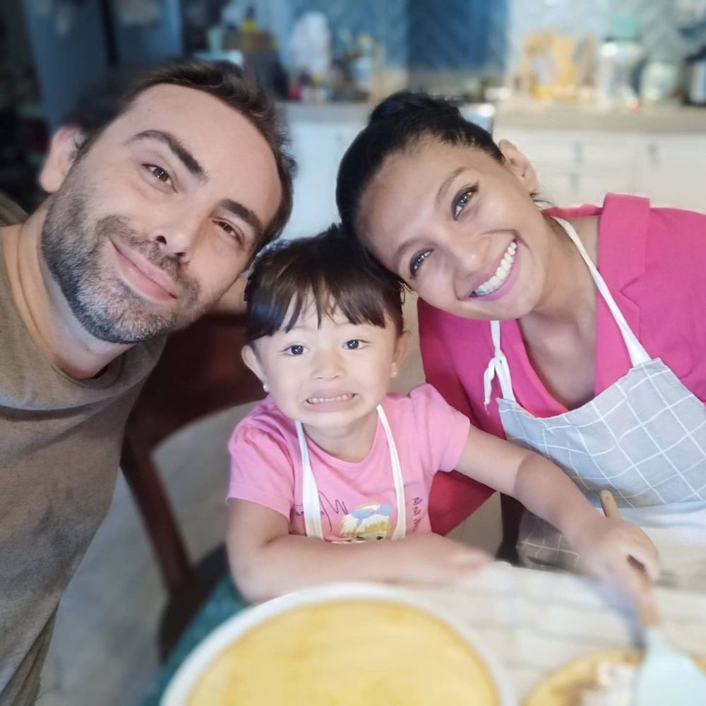 10 Momen Manis Keluarga Laura Muljadi, Menikah Dengan Bule Italia